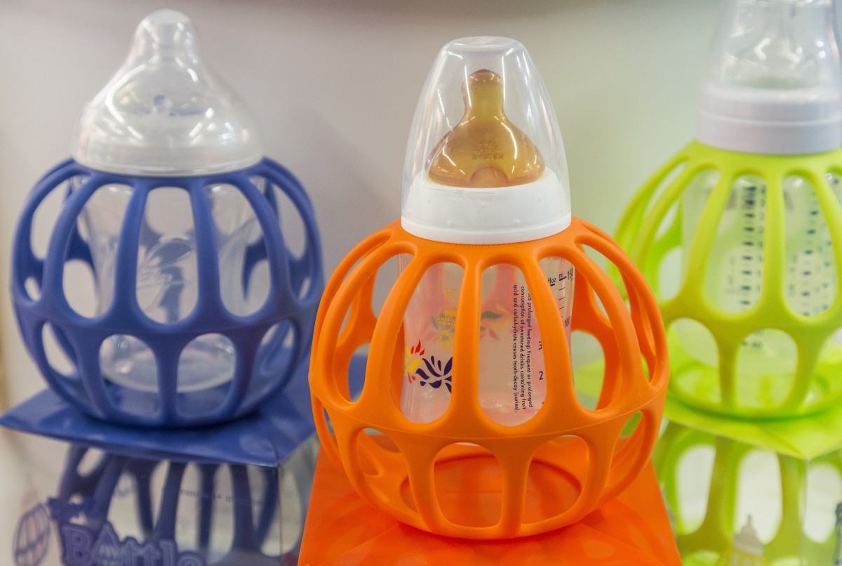 Biberons, jouets, puériculture : comment sont fabriqués les objets en plastique pour bébé ?